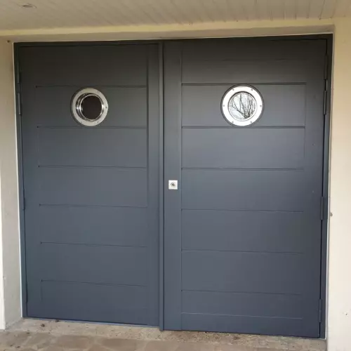 Porte de garage moderne avec hublots