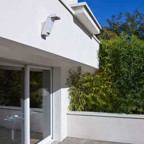 Détecteur extérieur villa moderne