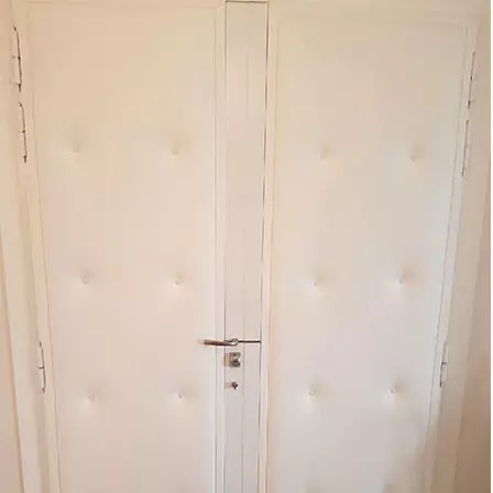 Porte capitonnée blanche double vantaux