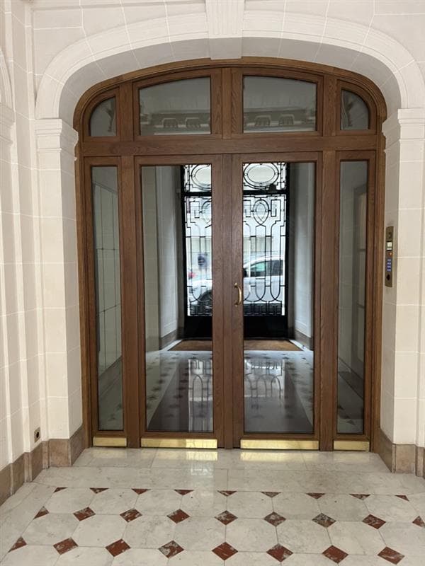 Porte de hall d'immeuble