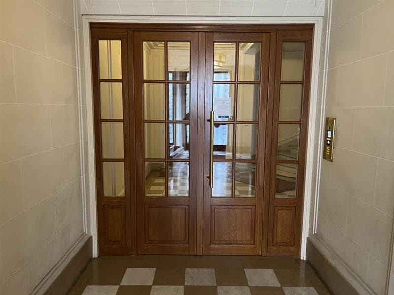 Porte de hall d'immeuble