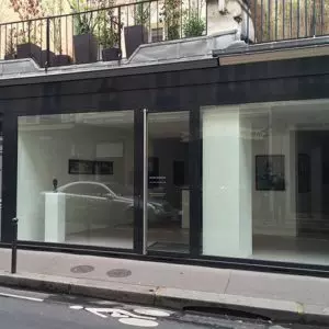 Vitrine anti-effraction avec porte intégrée
